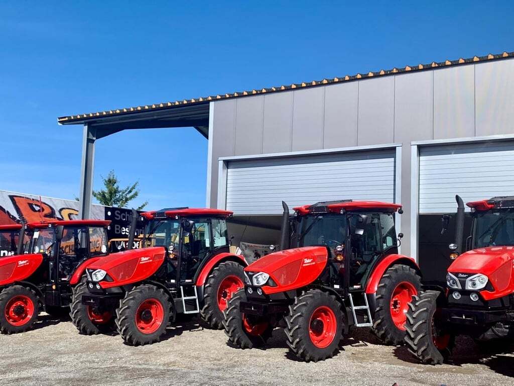 Zetor-Schlepper-Lineup vor der Werkstatt von Christian Merkel in Rottenburg-Hailfingen